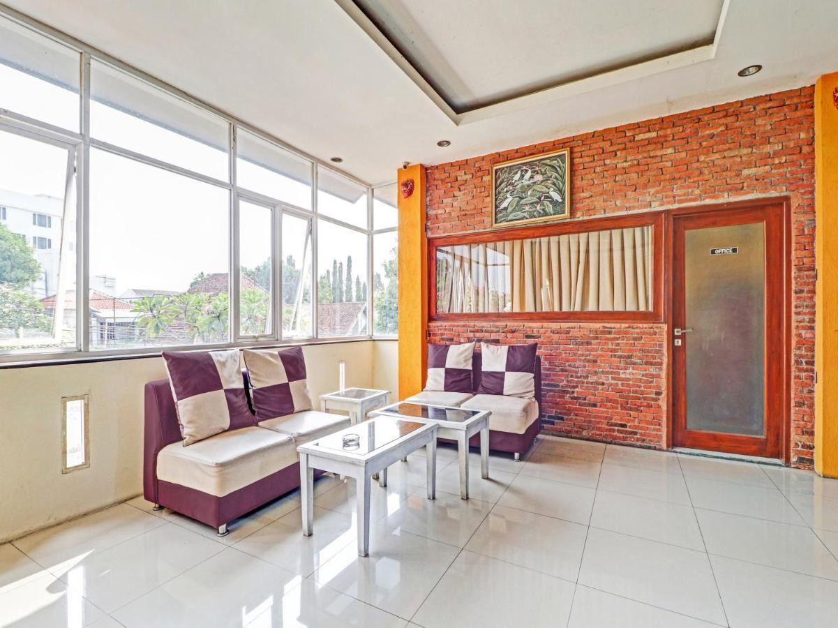 Oyo 90408 Hotel Horton Сиребон Екстериор снимка
